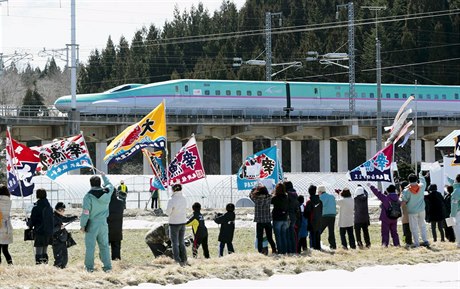 Lidé vítají vlak inkanzen v Hokkaidó