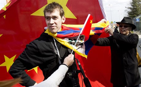 Mu protestuje proti ínské návtv s tibetskou vlajkou uvázanou kolem krku.