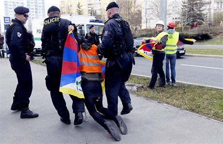 Policisté kvli výmn vlajek na sloupech zadreli dvanáct lidí.