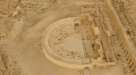 Fotografie poízená z výky zobrazuje okolí historického msta Palmýra.