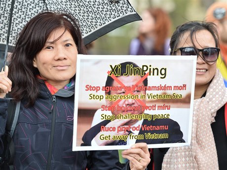 Ruce pry od Vietnamu, ádaly transparenty na protiínském shromádní na praské Kamp.