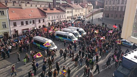 Pohled na pochod proti ínské lidskoprávní politice z Kuerova paláce na...