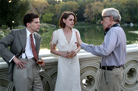 Jesse Eisenberg a Kristen Stewartová s Woody Allenem pi natáení filmu Café...