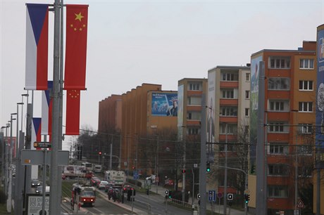 Prahu zaplavily ínské vlajky i billboardy. Lezeme jim do zadnice, zlobí se...