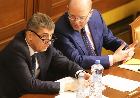 Andrej Babi (vlevo) a Bohuslav Sobotka bhem jednání v Poslanecké snmovn.