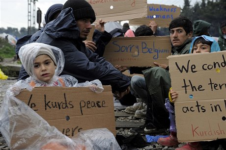 Uprchlíci v Idomeni s transparenty odsuzujícími teroristické útoky v Bruselu.