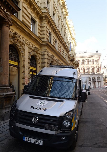 Policisté zasahovali 22. bezna ráno v praském sídle Správy elezniní...