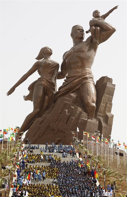 Monument Zrození Afriky umístný v Senegalu pochází ze severokorejské umlecké...