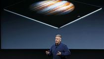Phil Schiller představuje nový iPad Pro.