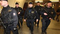 Skupiny policist hldkuj v praskm metru.