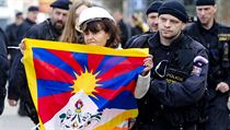 Policisté odvádí aktivisty, kteří se pokoušeli vyvěsit tibetské vlajky místo...