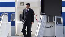 Čínský prezident Si Ťin-pching vystupuje z letadla.