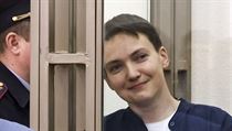 Nadija Savčenková se verdiktem zlomit nenechala, naznačují záběry ze soudní...