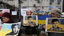 Protest před ruskou ambasádou v Kyjevě.