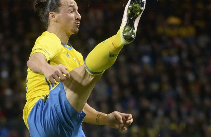 Branká Manchesteru City Joe Hart lituje, e má Zlatan Ibrahimovic tak velkou nohu.