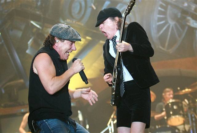 Zp�vák Brian Johnson a kytarista Angus Young z australských AC/DC p�i koncertu...