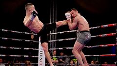 Heroes Gate 16 - zápas MMA Filip Macek vs. Stipe Bri (erné trenky).