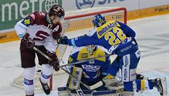 Jaroslav Hlinka slaví jednu z branek v síti Zlína.