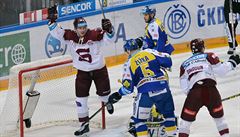 Jaroslav Hlinka slaví jednu z branek v síti Zlína.