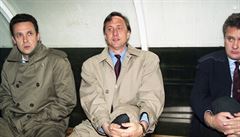 Johan Cruyff v roce 1995 na lavice FC Barcelona.