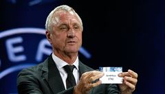 Johan Cruyff pi losování základních skupin Ligy mistr v roce 2013.