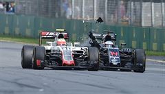 Formulový závodník Alonso havaroval.