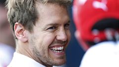 Závodník  Formule 1 Sebastian Vettel se usmívá pi zkuební jízd v Austrálii.
