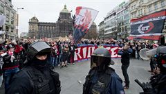 Pyrotechnika, bubny a skandovn. Slvist pochodovali na Letnou