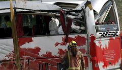 Policie prohledává havarovaný autobus