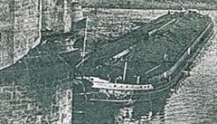 Historické snímky uvízlé lodi u Albertova mostu