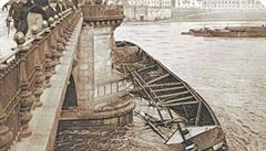 Historické snímky uvízlé lodi u Albertova mostu