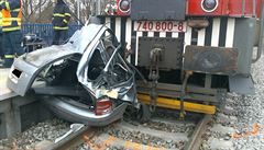 Při srážce vlaku a auta zemřeli dva lidé. Strojvůdci naměřili téměř dvě promile