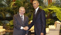 Obama se vítá s kubánským prezidentem Castrem.