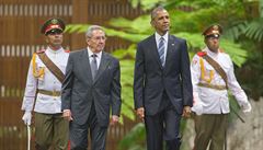 Obama s Castrem prochází havanským Muzeem revoluce.