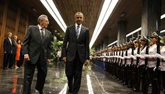 Obama a Castro procházejí Muzeem revoluce v Havan.
