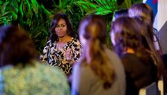 Michelle Obamová mluví s kubánskými dívkami bhem setkání u kulatého stolu...