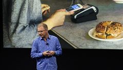 Greg Joswiak pedstavuje nový iPhone SE.