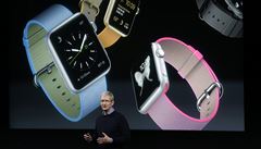 Tim Cook popisuje nové Apple Watch.