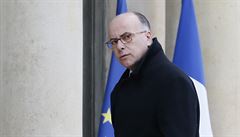 Ministr vnitra Bernard Cazeneuve pichází na jednání krizového tábu...