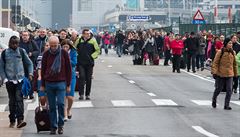 Lidé hromadn opoutjí bruselské letit.