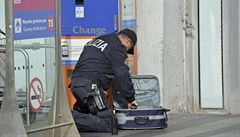 Policisté prohledávají zavazadla na ímském letiti Fiumicino