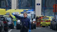 Záchranái a policisté ped budovou letit Zaventem.