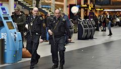 Ozbrojení policisté na letiti v dánské Kodani.