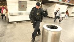 Policista kontroluje ko v praském metru.