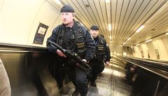 Policisté hlídkují v praském metru.