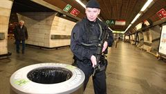 Policisté hlídkují v praském metru. Zde na stanici Muzeum.