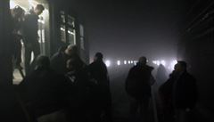 Evakuace lidí v bruselském metru.