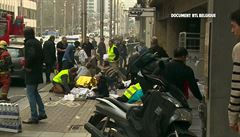 Záchranái oetují zranné lidi, kteí peili výbuch v bruselském metru.