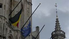Na bruselské radnici visí vlajky na pl erdi.