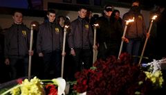 lenové ukrajinského dobrovolnického praporu Azov zapálili v Kyjevu pochodn za...